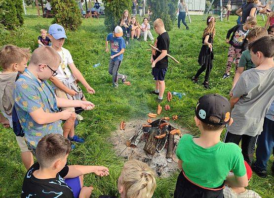 Grafika 9: Sprzątanie świata łączy ludzi!