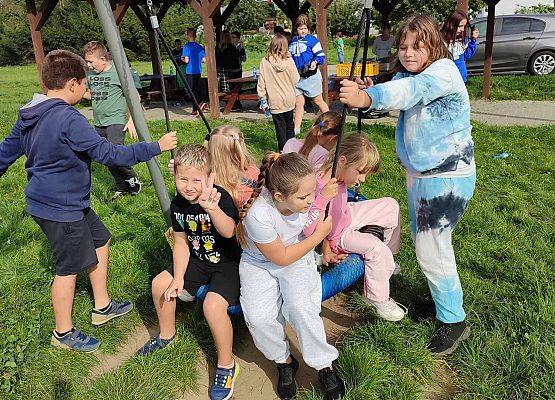 Grafika 21: Sprzątanie świata łączy ludzi!