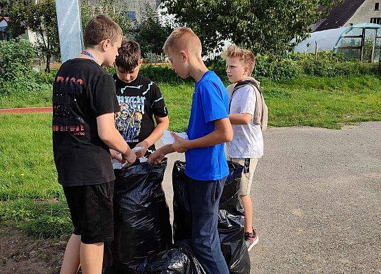 Grafika 22: Sprzątanie świata łączy ludzi!