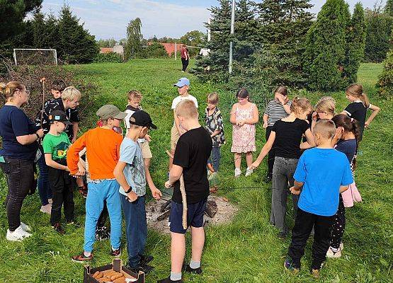 Grafika 16: Sprzątanie świata łączy ludzi!