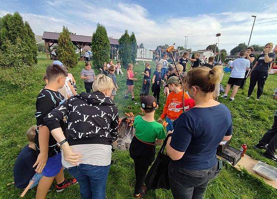 Grafika 12: Sprzątanie świata łączy ludzi!