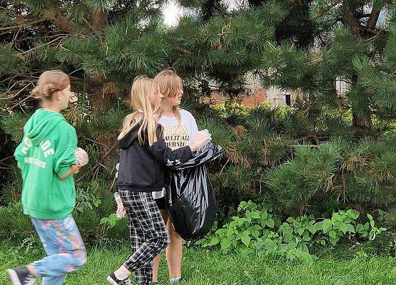 Grafika 17: Sprzątanie świata łączy ludzi!