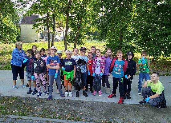 Grafika 13: Sprzątanie świata łączy ludzi!