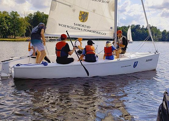 Grafika 11: Wyjazdy nad Jezioro Bobięcińskie w okresie wakacji w ramach realizacji przedsięwzięcia strategicznego ,,Pomorskie Żagle Wiedzy"