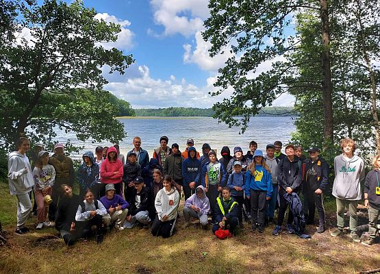 Grafika 5: Wyjazdy nad Jezioro Bobięcińskie w okresie wakacji w ramach realizacji przedsięwzięcia strategicznego ,,Pomorskie Żagle Wiedzy"