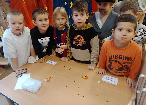 Grafika 5: Andrzejkowe wróżby