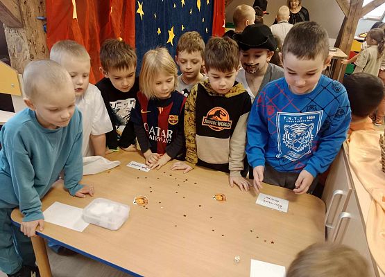 Grafika 2: Andrzejkowe wróżby