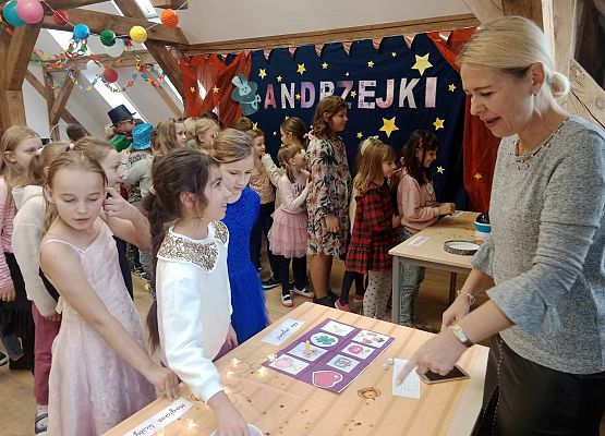 Grafika 8: Andrzejkowe wróżby