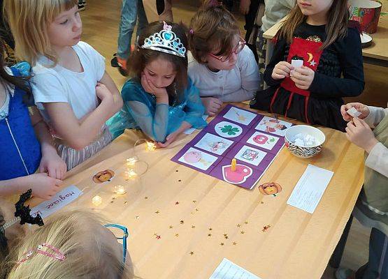 Grafika 12: Andrzejkowe wróżby