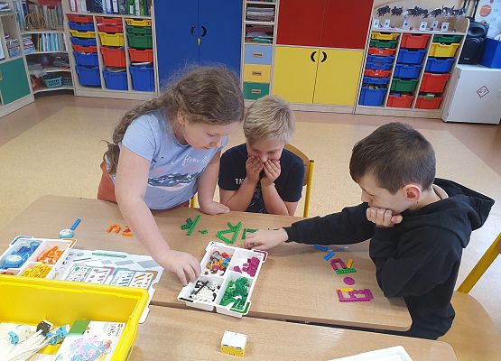 Grafika 4: Poznajemy się – pierwsze zajęcia Lego Education SPIKE™Essential