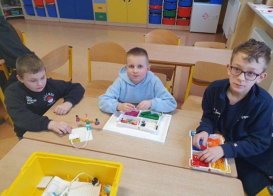 Grafika 3: Poznajemy się – pierwsze zajęcia Lego Education SPIKE™Essential