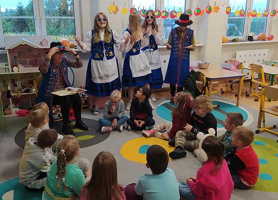 Grafika 4: Czytamy przedszkolakom