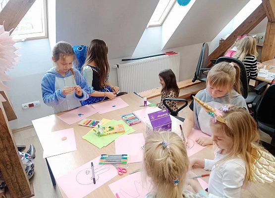 Grafika 1: Dzień Postaci z Bajek