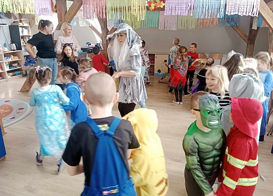 Grafika 2: Dzień Postaci z Bajek