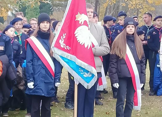 Grafika 3: Obchody Narodowego Święta Niepodległości w Ustce z udziałem delegacji ze Szkoły Podstawowej w Zaleskich