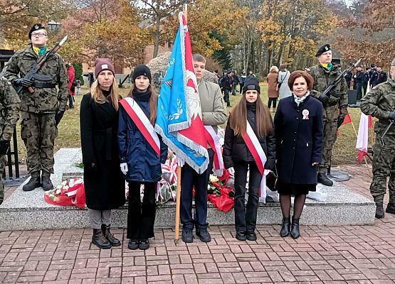 Grafika 1: Obchody Narodowego Święta Niepodległości w Ustce z udziałem delegacji ze Szkoły Podstawowej w Zaleskich