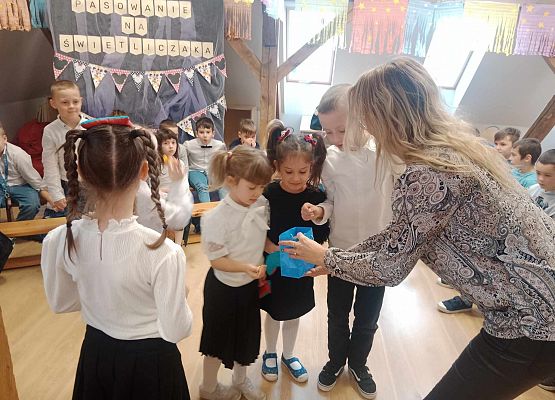 Grafika 2: Pasowanie na Świetliczaka