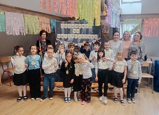 Grafika 4: Pasowanie na Świetliczaka