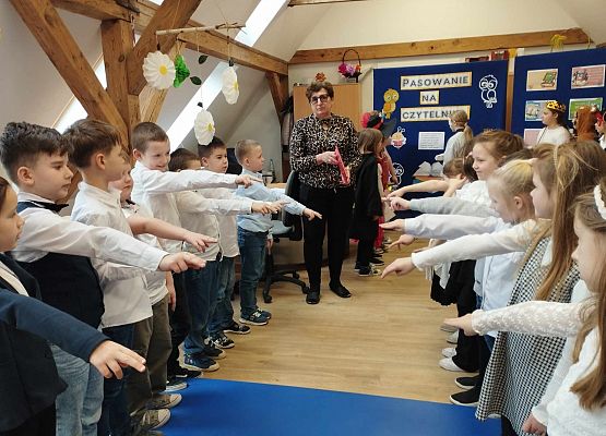 Grafika 8: Pasowanie na Czytelnika