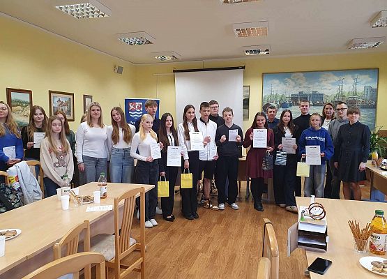 Grafika 8: Powiatowy konkurs „Doświadczenia pokazowe z fizyki”