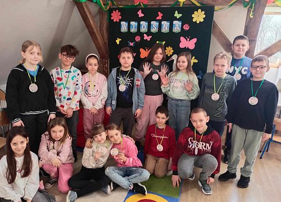 Grafika 3: Wiosenny Festiwal Kolorowanek w świetlicy szkolnej