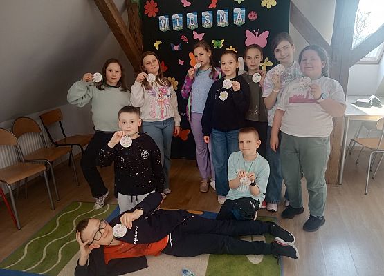 Grafika 10: Wiosenny Festiwal Kolorowanek w świetlicy szkolnej