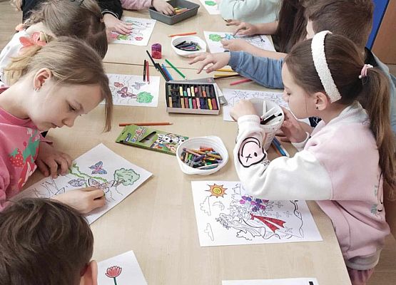 Grafika 1: Wiosenny Festiwal Kolorowanek w świetlicy szkolnej