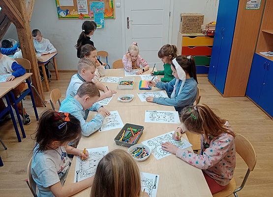 Grafika 8: Wiosenny Festiwal Kolorowanek w świetlicy szkolnej
