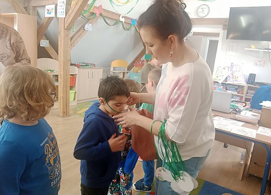 Grafika 6: Wiosenny Festiwal Kolorowanek w świetlicy szkolnej