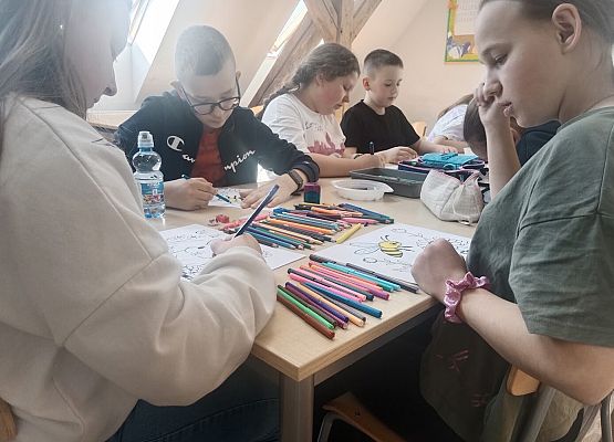 Grafika 7: Wiosenny Festiwal Kolorowanek w świetlicy szkolnej