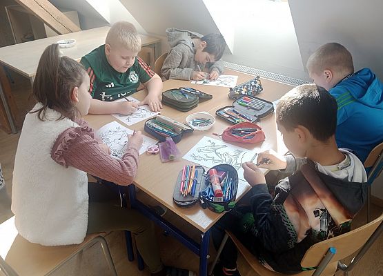 Grafika 4: Wiosenny Festiwal Kolorowanek w świetlicy szkolnej