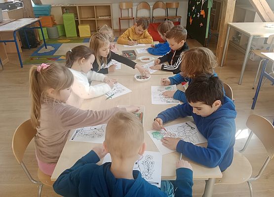 Grafika 9: Wiosenny Festiwal Kolorowanek w świetlicy szkolnej