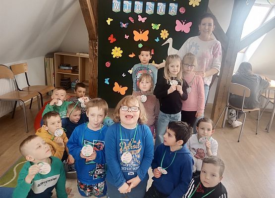 Grafika 2: Wiosenny Festiwal Kolorowanek w świetlicy szkolnej