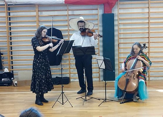 Grafika 6: Muzyczna podróż po świecie - koncert pt. ,,Tańce świata"