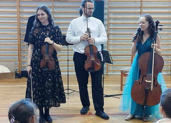 Grafika 7: Muzyczna podróż po świecie - koncert pt. ,,Tańce świata"