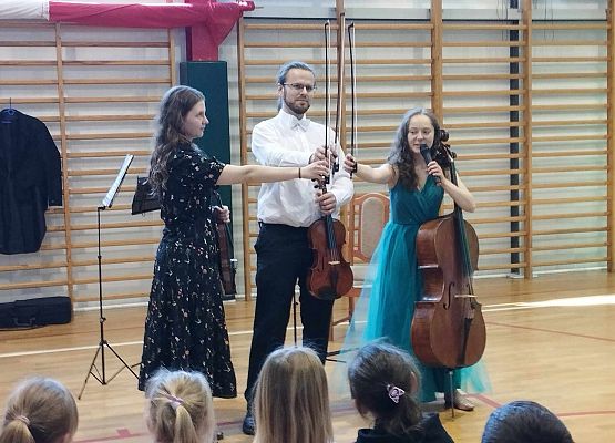 Grafika 3: Muzyczna podróż po świecie - koncert pt. ,,Tańce świata"