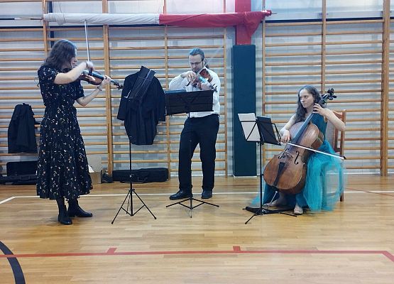 Grafika 1: Muzyczna podróż po świecie - koncert pt. ,,Tańce świata"