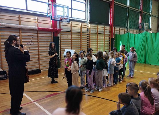 Grafika 4: Muzyczna podróż po świecie - koncert pt. ,,Tańce świata"