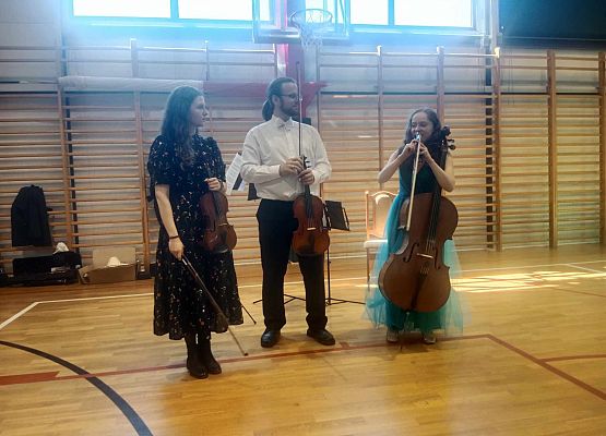 Grafika 10: Muzyczna podróż po świecie - koncert pt. ,,Tańce świata"