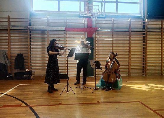 Grafika 11: Muzyczna podróż po świecie - koncert pt. ,,Tańce świata"