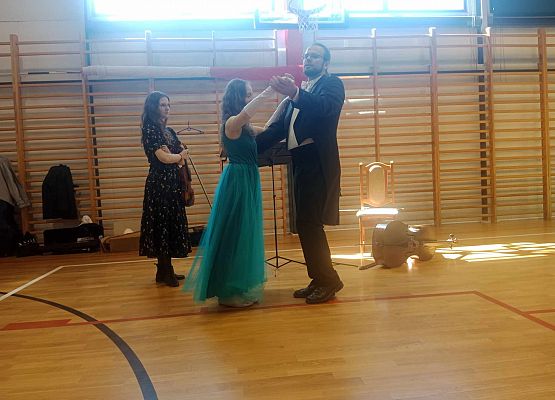 Grafika 8: Muzyczna podróż po świecie - koncert pt. ,,Tańce świata"