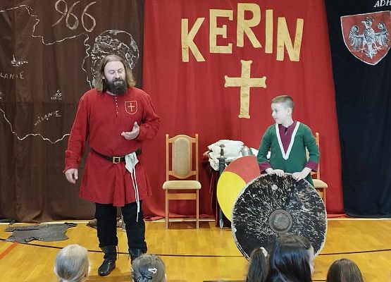 Grafika 8: ŻYWA LEKCJA HISTORII  z Bractwem Rycerskim ,,Kerin"