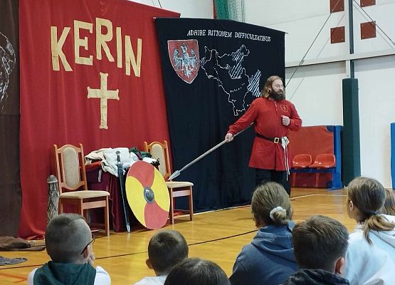 Grafika 10: ŻYWA LEKCJA HISTORII  z Bractwem Rycerskim ,,Kerin"