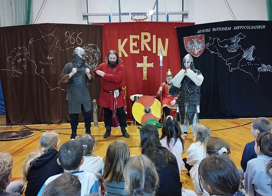 Grafika 3: ŻYWA LEKCJA HISTORII  z Bractwem Rycerskim ,,Kerin"