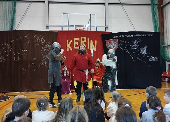 Grafika 2: ŻYWA LEKCJA HISTORII  z Bractwem Rycerskim ,,Kerin"