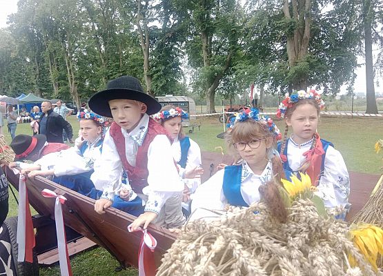 Grafika 1: Uczniowie w korowodzie Gminnego Święta Plonów w Zaleskich