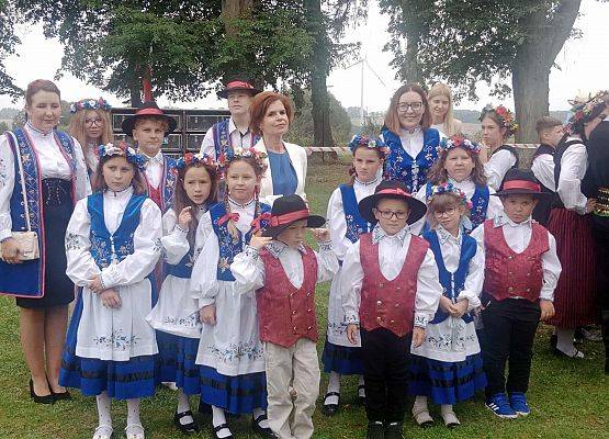 Grafika 3: Uczniowie w korowodzie Gminnego Święta Plonów w Zaleskich