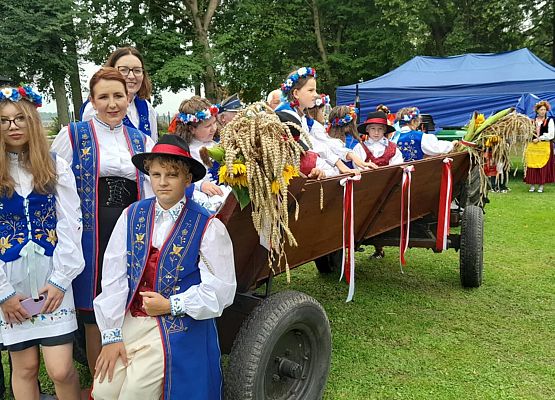 Grafika 4: Uczniowie w korowodzie Gminnego Święta Plonów w Zaleskich