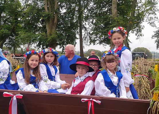 Grafika 5: Uczniowie w korowodzie Gminnego Święta Plonów w Zaleskich