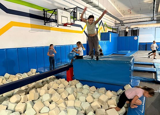 Grafika 1: W parku trampolin JUMP2SKY